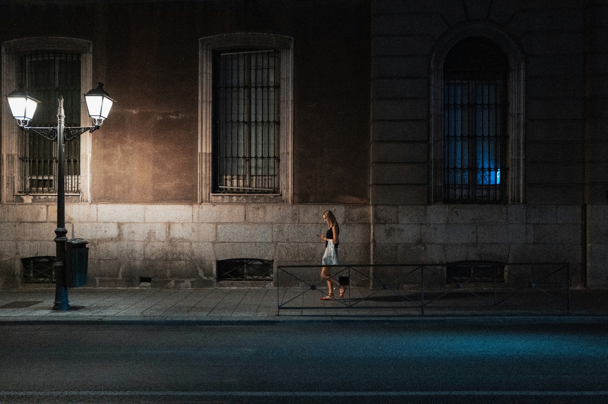 Mujer caminando sola de noche